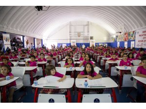 "Minik beyinler" Dubai maratonu için yarıştı