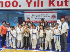 Minik Kaan’dan Foça’ya zafer kupası