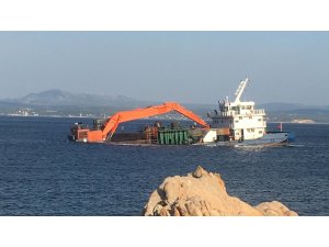 Bozcaada açıklarındaki gemi su almaya başladı