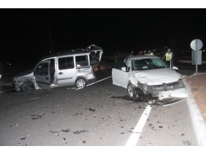 Elazığ’da hafif ticari araç ile otomobil çarpıştı: 5 yaralı