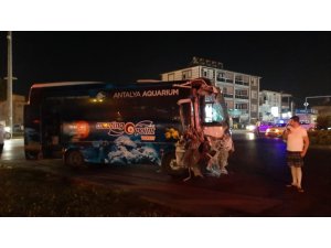 Yolcu otobüsü ile tur otobüsü çarpıştı: 4’ü turist 13 yaralı