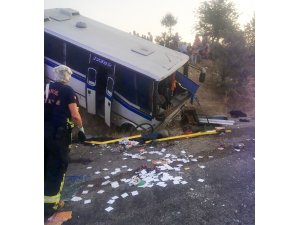 Manisa'da tarım işçilerini taşıyan midibüs şarampole devrildi: 17 yaralı