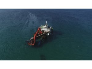 Bozcaada’da baştan karaya vuran gemi havadan görüntülendi