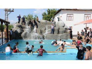 Çocuklara verdiği sözü tuttu, havuz yaptırdı