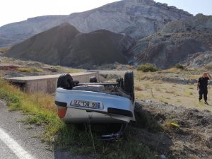 Araç takla attı: 2 yaralı