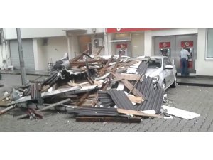 Rize’de fırtına çatıyı uçurdu, 4 araç zarar gördü