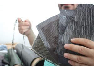 Çelikten sağlam kumaşla araba parçaları üretiyor