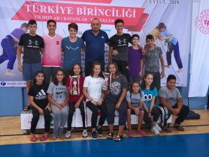 Yunusemre kuşak güreşinde madalyaları topladı