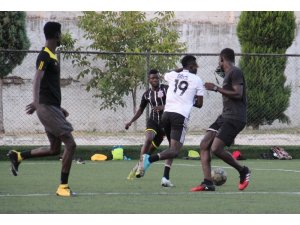 Afrika değil Aydın, mahalle takımı kuran siyahi gençler futbolun keyfini çıkarıyor