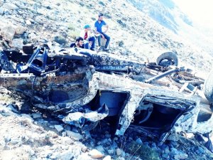 Uçuruma yuvarlanan araçtan atlayarak kurtuldu