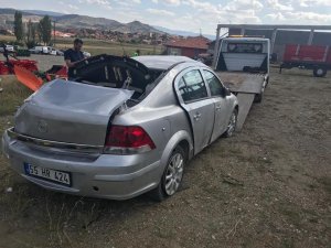 Orta refüje çarpan araç takla attı: 6 yaralı