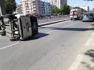 Direksiyon hakimiyeti kaybolan araç yan yattı