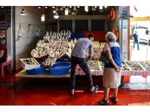 Balıklar tezgahlara serildi