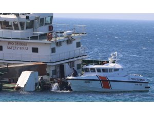 Bozcaada’da karaya vuran gemi Sahil Güvenlik tarafından kontrol edildi