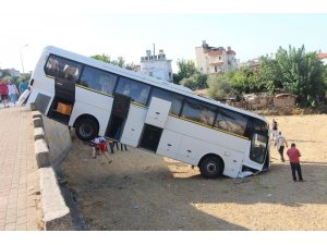 Freni boşalan otobüs istinat duvarından aşağıya uçtu