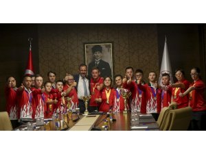 Bakan Kasapoğlu, down sendromlu sporcularla buluştu