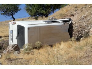 Elazığ’da minibüs şarampole yuvarlandı : 2 yaralı