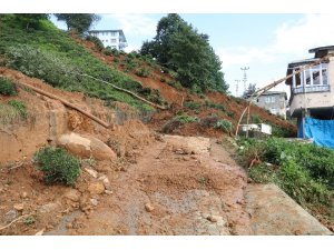 Rize’nin Derepazarı ilçesinde heyelan nedeniyle 3 ev tahliye edildi