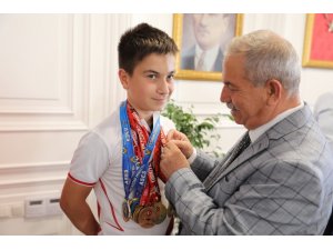 Başkan Demirtaş şampiyonu altınla ödüllendirdi