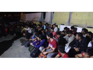 Çalıntı araçta 46 kaçak göçmen yakalandı