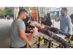 Taşıdığı camlar üzerine devrilince ağır yaralandı