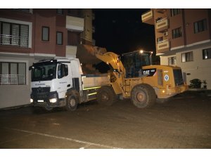 160 kamyon toprak çıktı, araçlar hala meydana çıkmadı