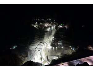 Yusufeli Barajı inşaatının etkileyici gece görünümü