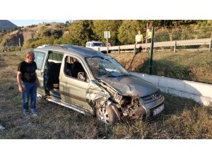 Takla atan hafif ticari araç demiryoluna yuvarlandı: 6 yaralı