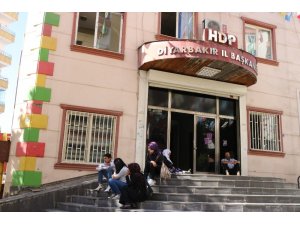Çocuklarının dağa kaçırıldığını iddia eden aile, HDP önünde oturma eylemi başlattı