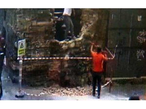 Karaköy’de Mimar Sinan tarafından yapılan 450 yıllık tarihi çeşmeyi levyeyle yıktılar