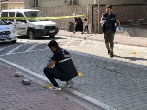 Tartıştığı komşusunu sokak ortasında vurdu