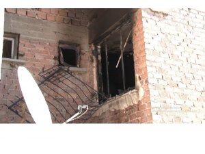 Cezaevi firarisi yangın çıkardığı evden çıkan eşini tüfekle vurup öldürdü