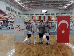Veteran eskrimcilerden 5 madalya