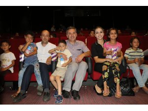 Aileler fındık bahçesine çocuklar sinemaya gidiyor