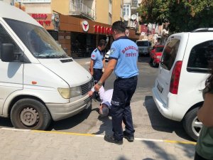 Araç motoruna giren kedi kurtarıldı