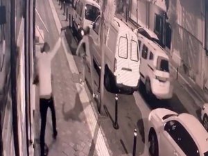 Sokak ortasında aracı kurşun yağmuruna tutular