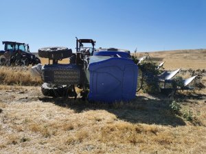 Tarla süren traktör devrildi: 1 yaralı