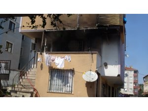 Tuzla’da binanın çatısında çıkan yangın eve sıçradı