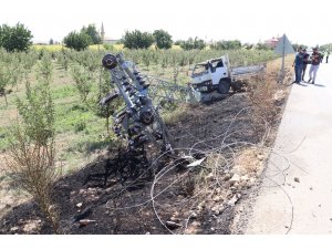 Karaman’da kamyonetin çarptığı yüksek gerilim direği yıkıldı