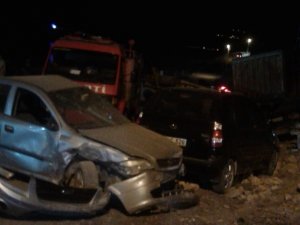 Freni boşalan kamyon, çok sayıda araca zarar verdi