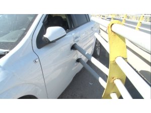 Bariyer demirleri otomobile ok gibi saplandı: 2 yaralı