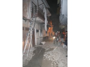 İçinde eski eşi ve çocuğu bulunan evi ateşe verdi