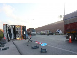 Kuzey Marmara Otoyolu’nda tır ile kamyon çarpıştı: 2 yaralı