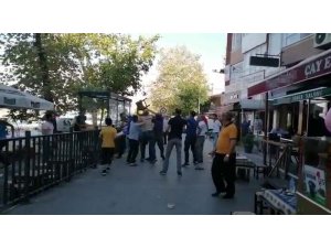Pendik’te taburelerin havada uçuştuğu kavga kamerada