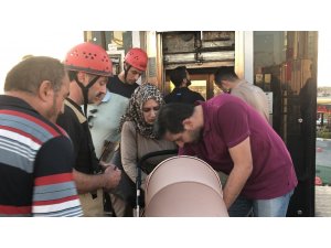 Metrobüs asansöründe mahsur kalan bebekli çift zor anlar yaşadı