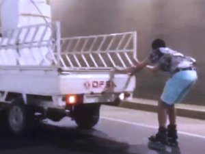 Kamyonetin arkasına tutunan patenli gencin tehlikeli yolculuğu kamerada