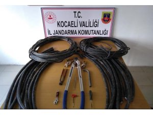 Otoyol ve iş yerlerinden çaldıkları kabloları satanlar suçüstü yakalandı