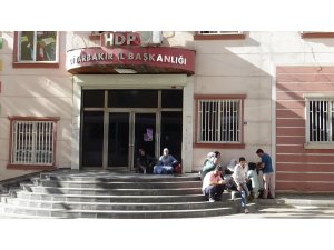 Çocukları dağa kaçırılan ailelerin HDP önündeki eylemi 2. gününde