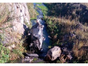 Kars’ta otomobil dereye uçtu: 2 yaralı