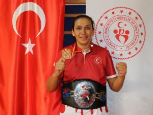 Milli boksör Elif Güneri’nin gözü zirvede